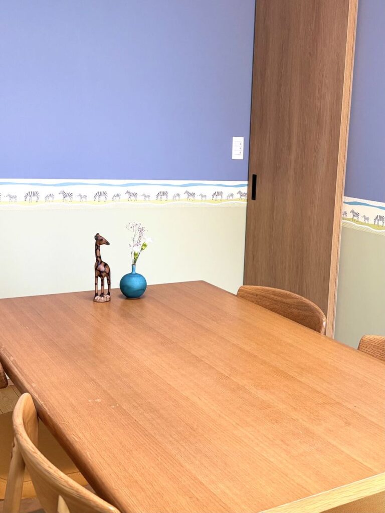ポレポレの教室。木のテーブルと椅子が置かれた部屋