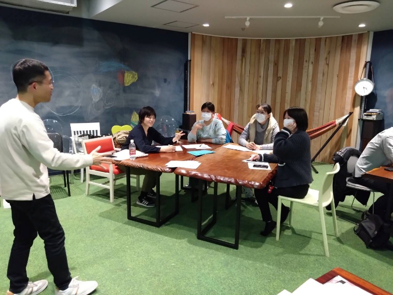 テーブルを囲んで話を聞く保護者の学習会の様子