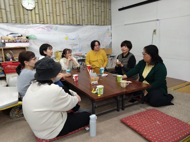 座卓を囲んで話す保護者会の様子