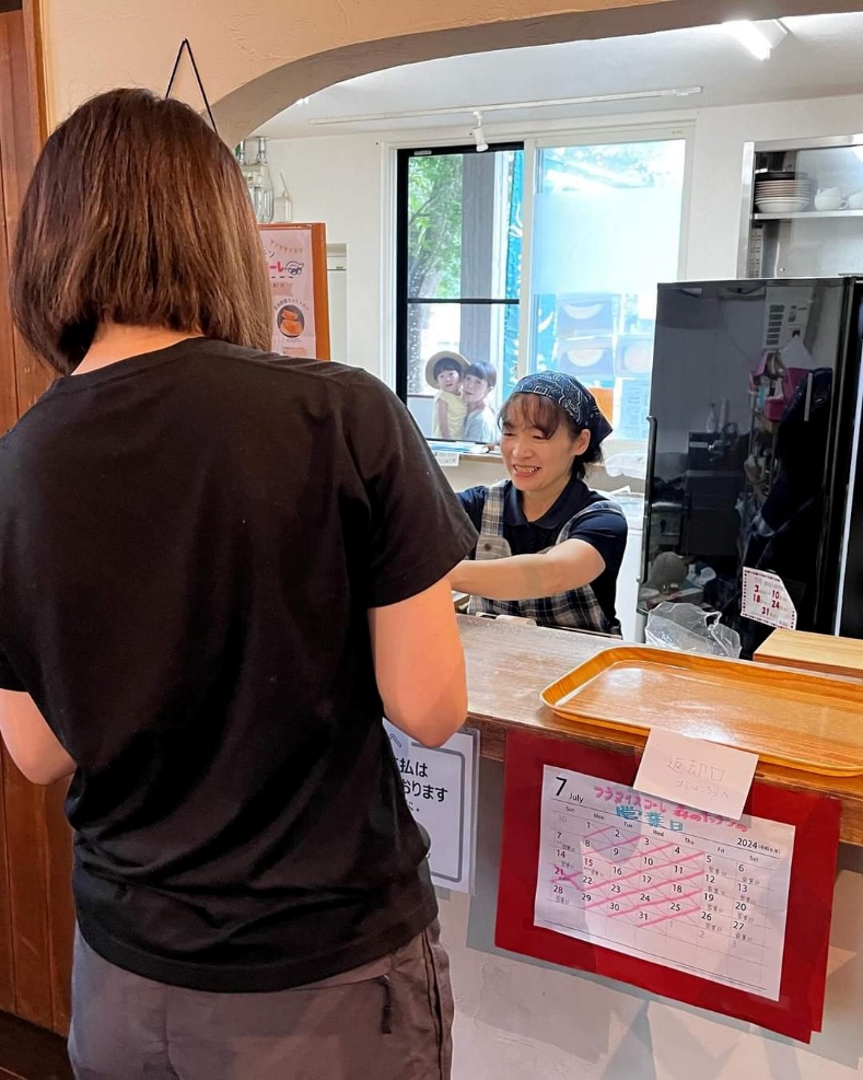 森のキッチンのカウンターで注文を受けるスタッフ